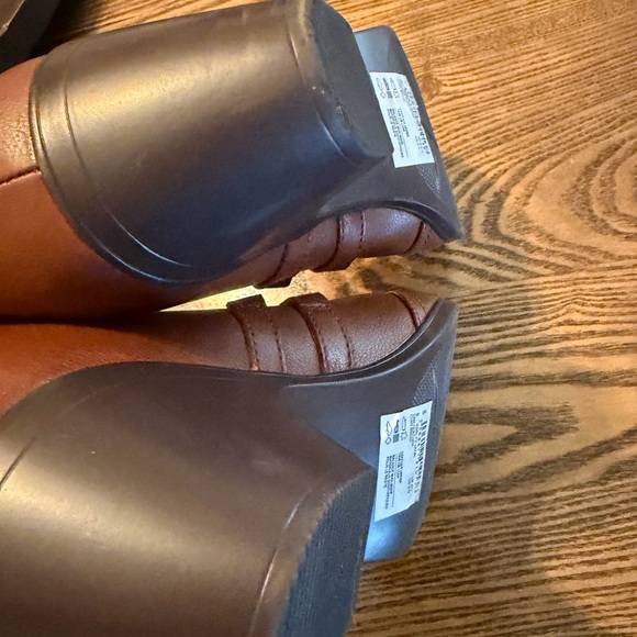 Clarks Women's Tan Leather heel with Straps size 9 - Picture 4 of 7